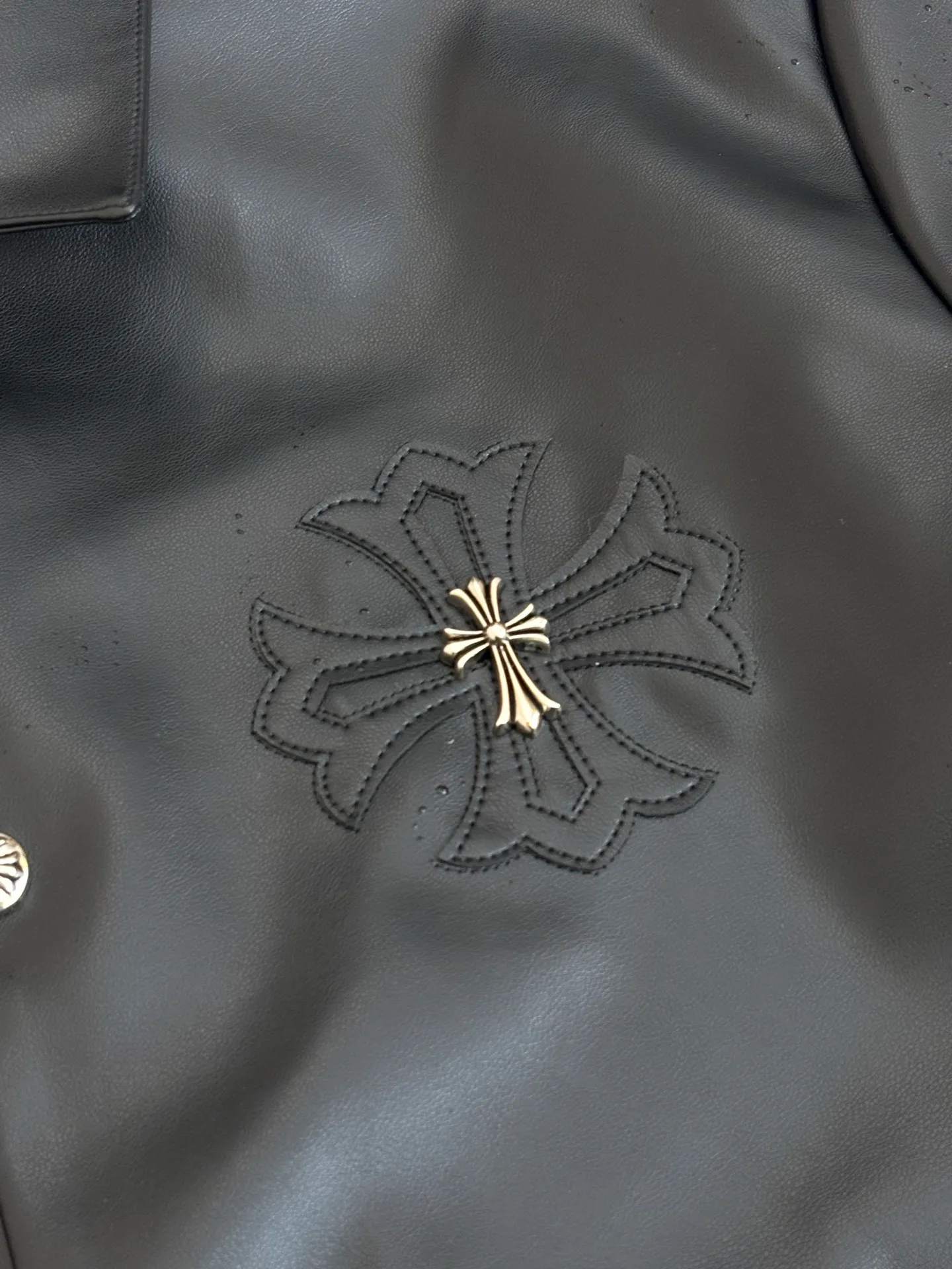P580 Chrome Heart*/Chrome Heart Hardware Cross Leather Snap Button Jacket Originally purchased for 84,300, the fabric is made of black pebbled two-layer cowhide, customized silk jacquard logo lining, embroidery is processed by TAJIMA machine, patch embroidery technology, imported template machine shape on the back, customized genuine leather trademark, customized genuine leather size, customized 5.8cm metal logo mark, customized 18mm four-button buckle, customized 18mm two-button button, a full set of three-label accessories, exclusively produced.  Size：S/M/L/XL
